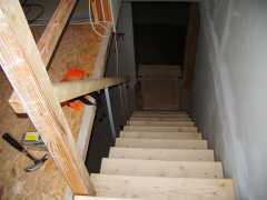 The stairs down to the basement (sous sol) was assembled and fixed.