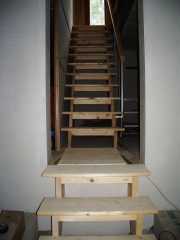 The stair kit was for a full storey, but was easy to adapt to the intermediate height of the 'cave' level.