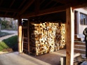 Premier livraison de bois de chauffage - stocké sous toiture de l'auvent.